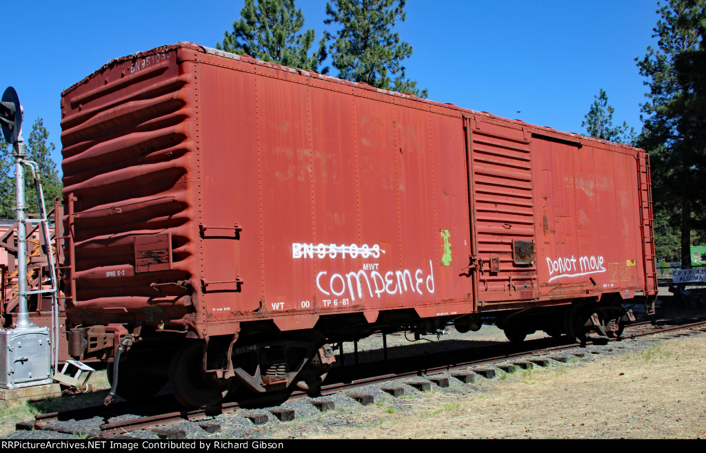 BN 951033 MOW Box Car